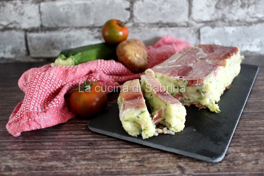 Pastel de patatas, calabacines y speck