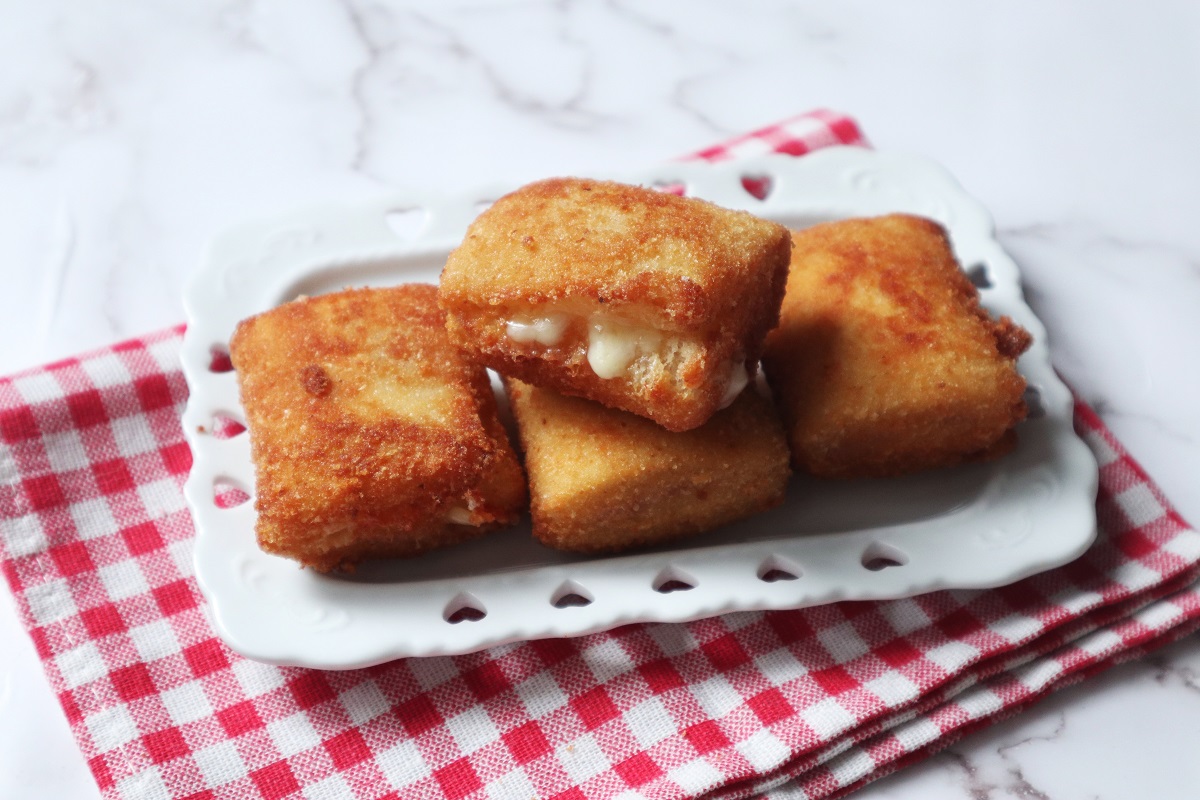 Pasteles salados con salami húngaro y queso