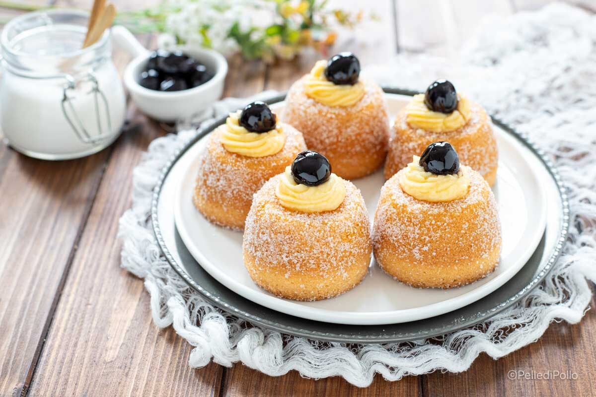 Pastelitos con crema y guindas