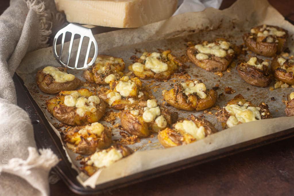 Patatas aplastadas al horno especiadas