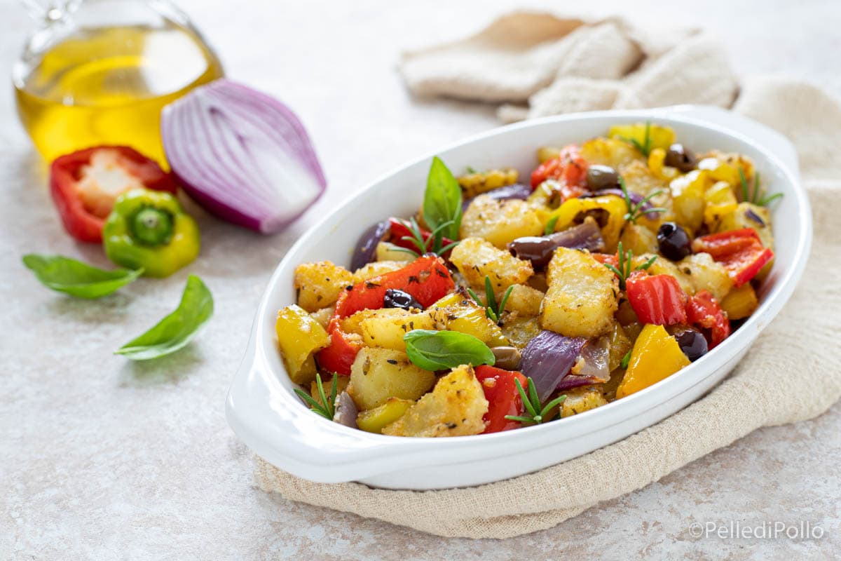 Patatas con pimientos y cebollas al horno