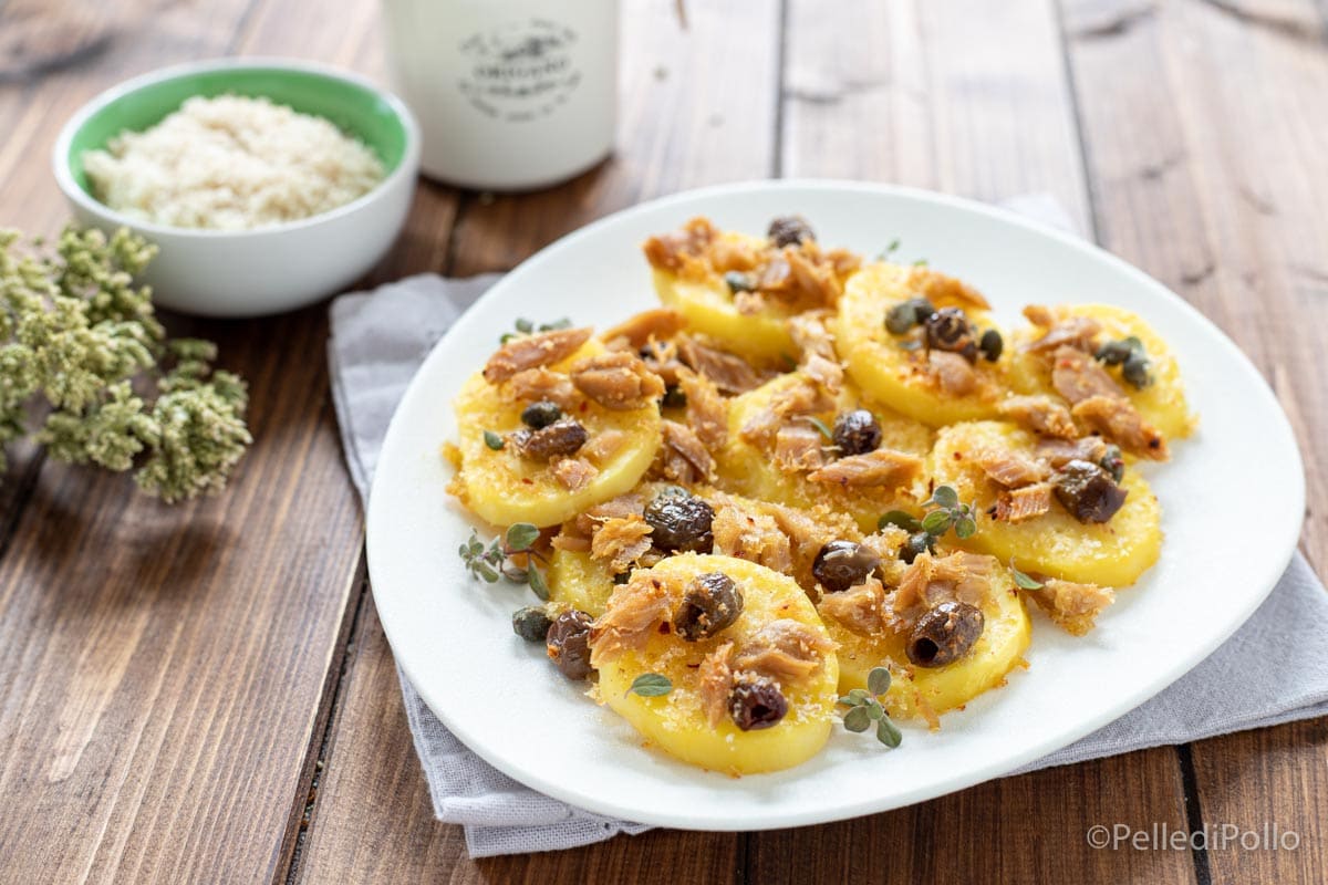 Patatas a la siciliana con atún y aceitunas