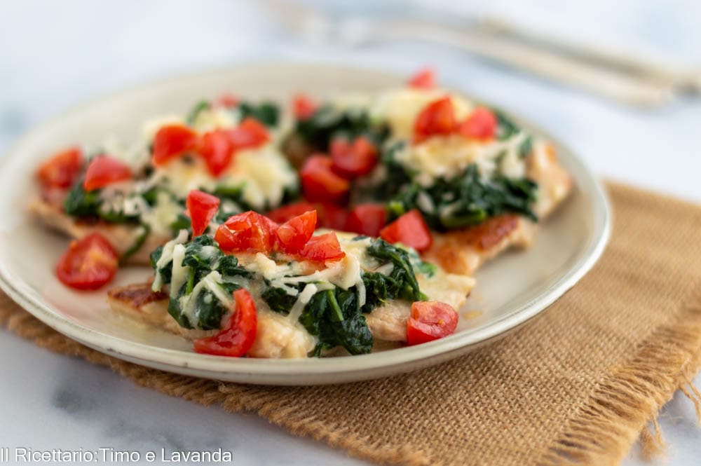pechuga de pollo con espinacas, mozzarella y tomatitos