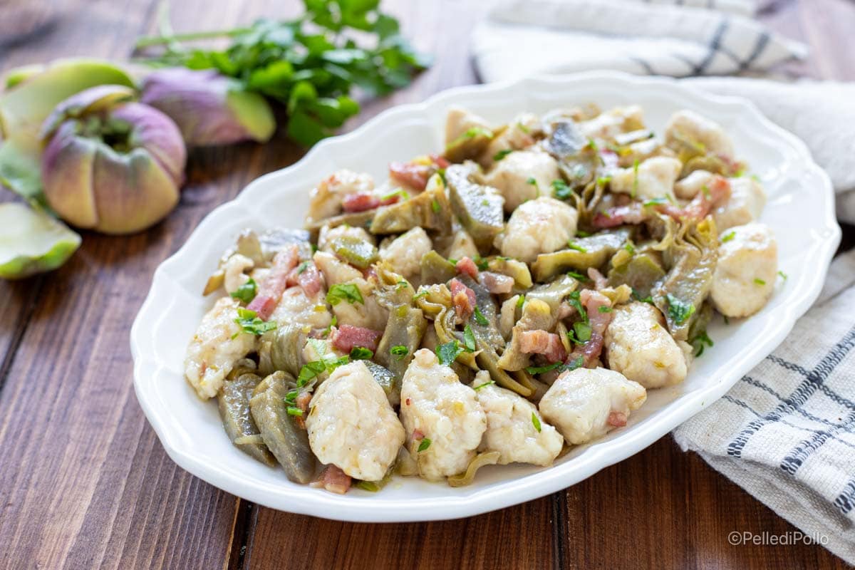Pechuga de pollo con alcachofas y panceta