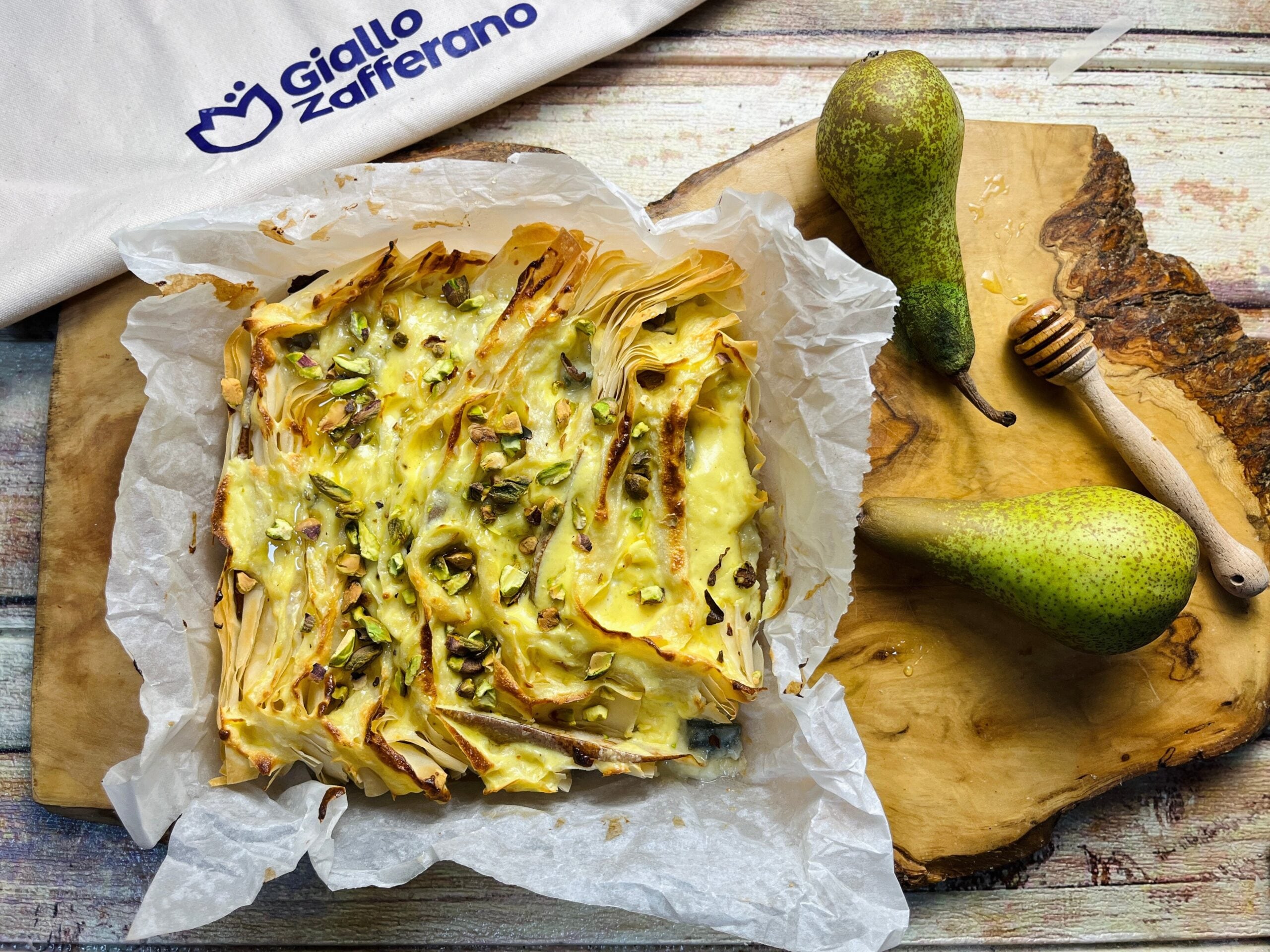 Tarta salada rústica con gorgonzola y peras