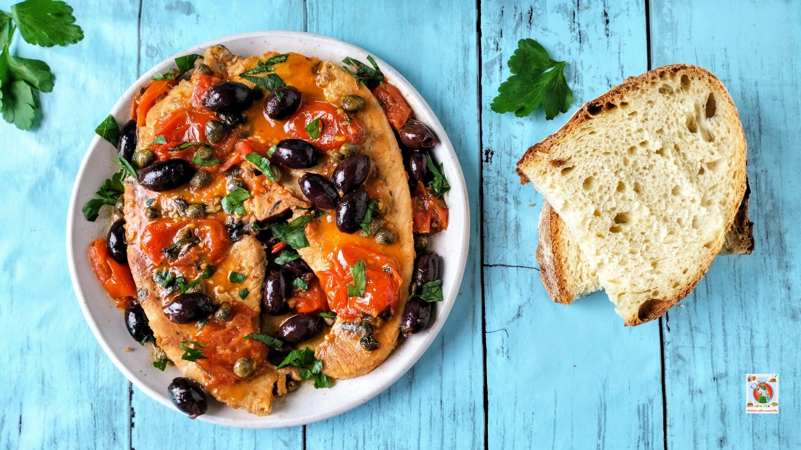 Pez espada con tomatitos, alcaparras y aceitunas: excelencia de la cocina mediterránea.