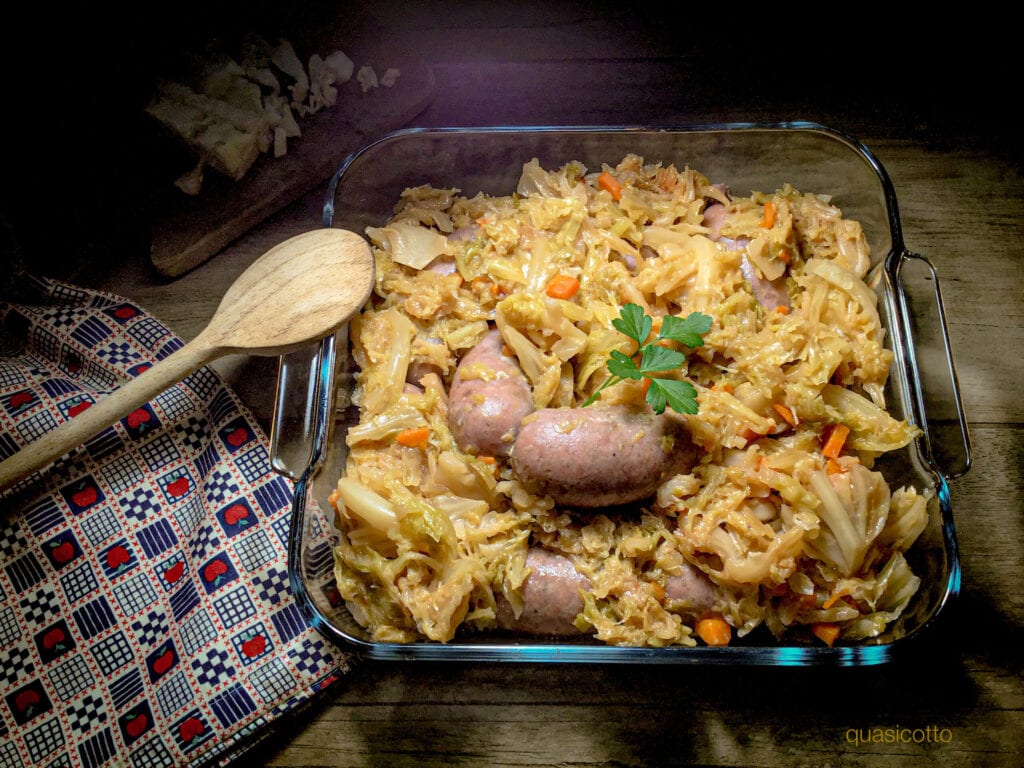 Col lombarda y salchichas cocidas en olla a presión eléctrica