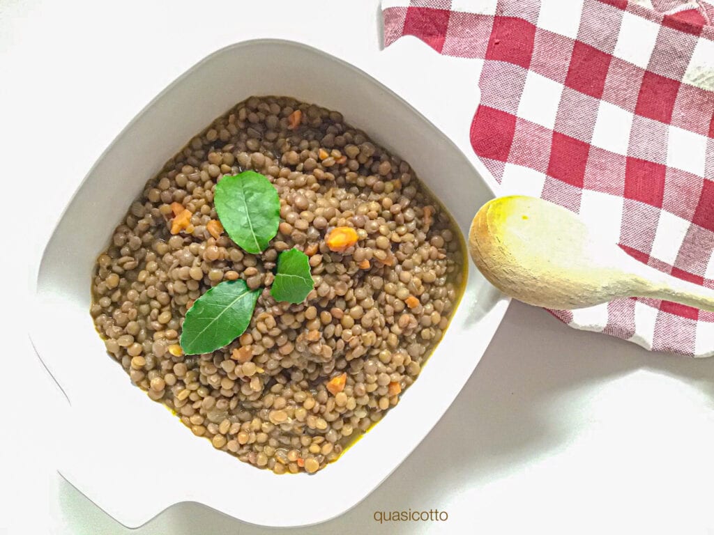 Lentejas guisadas en la olla a presión eléctrica