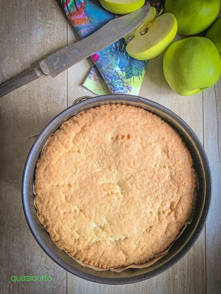 Tarta blanda rellena de manzanas