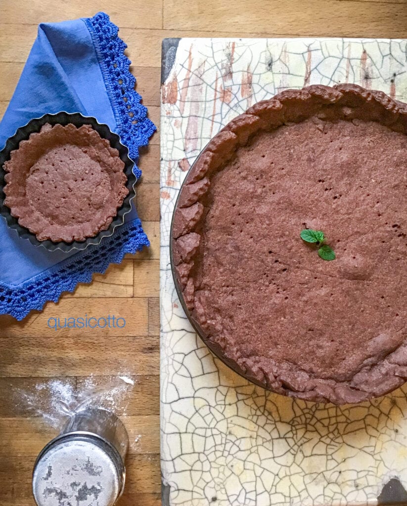 Pasta frolla friabile al cacao ligeramente salada, para tartas y galletas