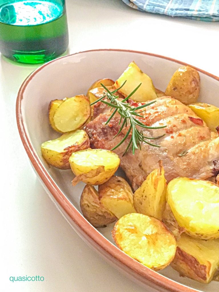 Pollo y patatas asadas en la freidora de aire