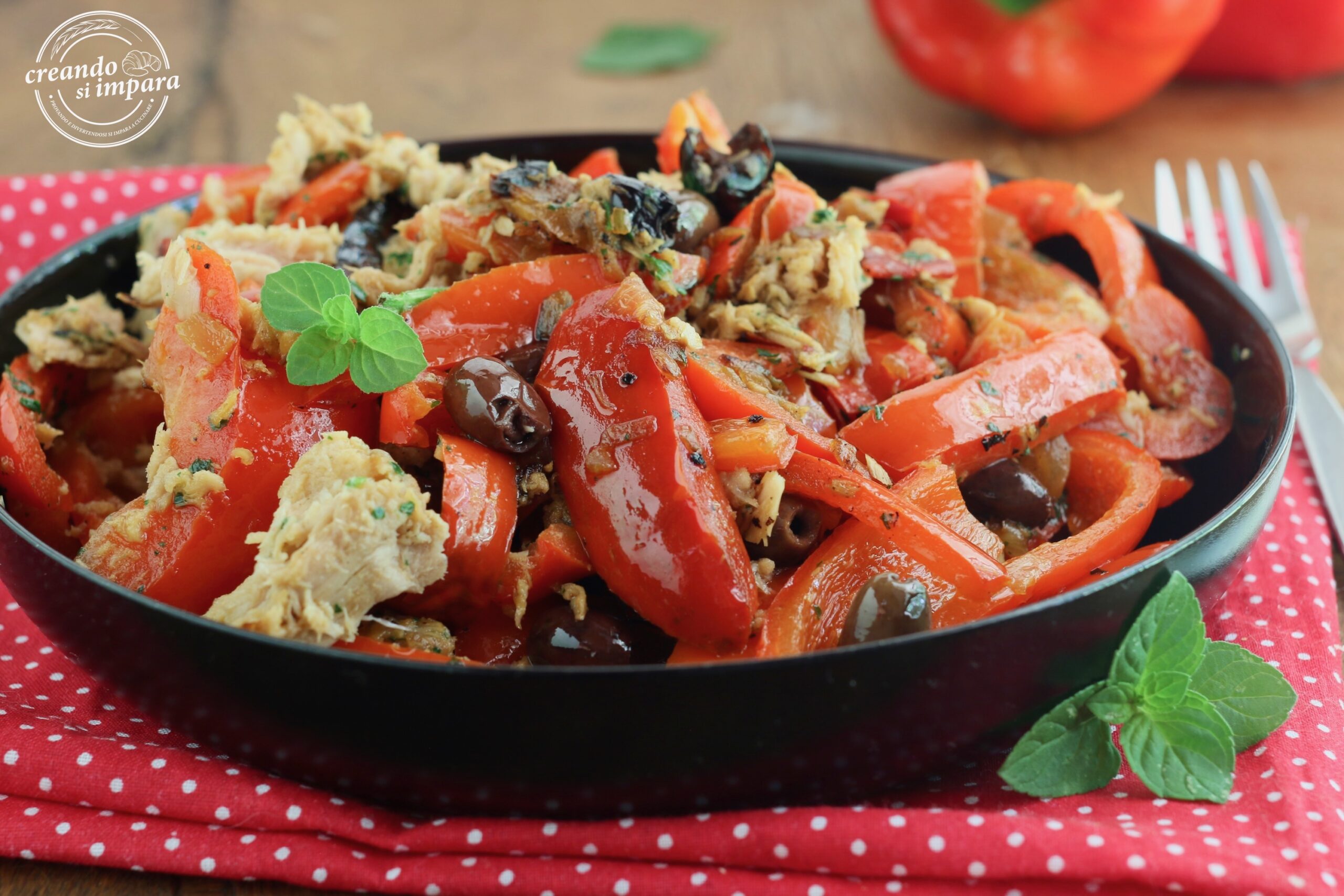 pimientos en sartén con atún y aceitunas