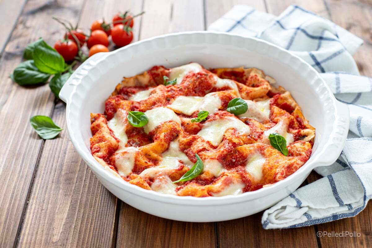 Pizza de pan carasau con tomate y mozzarella