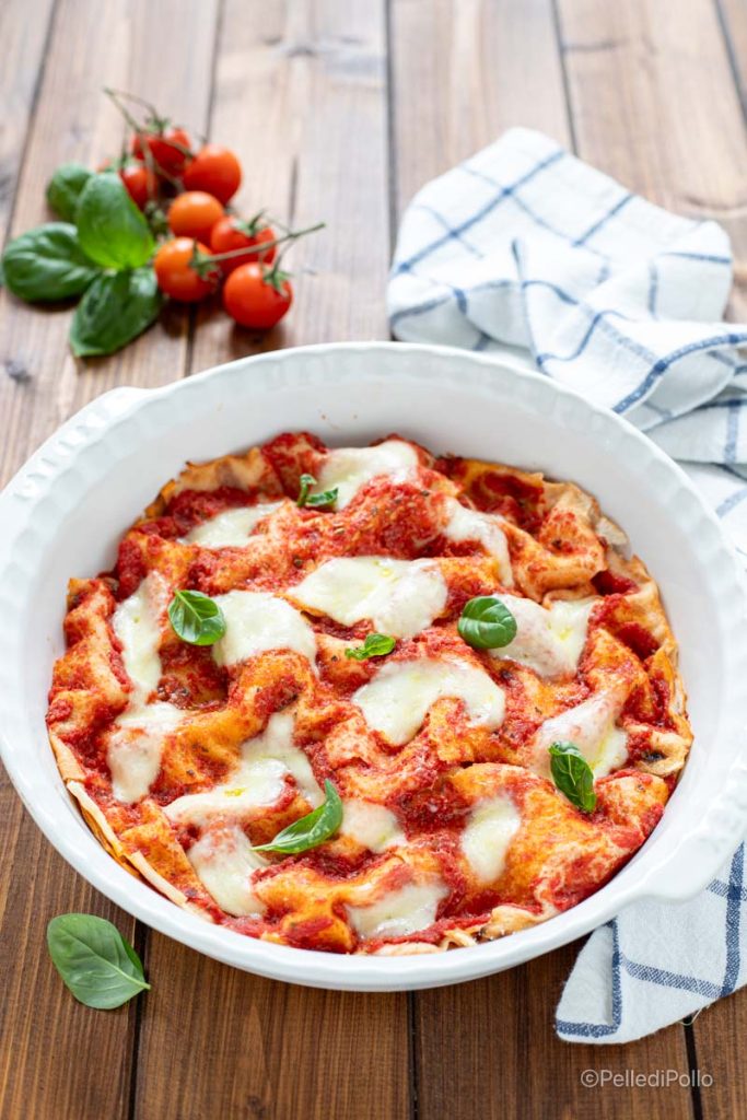 falsa pizza de carasau con tomate y mozzarella