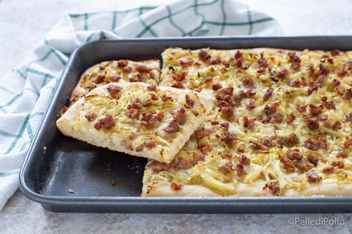 Pizza blanca con salchicha y col