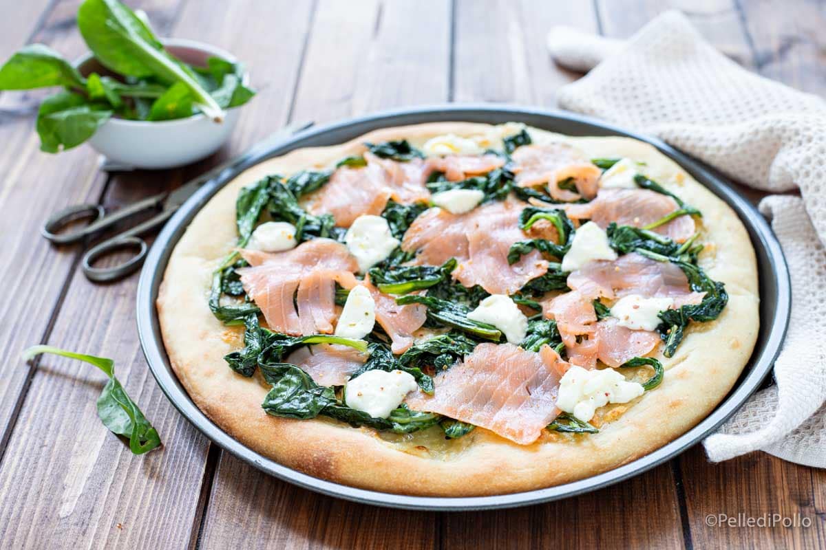 Pizza con salmón ahumado, hierbas y stracchino