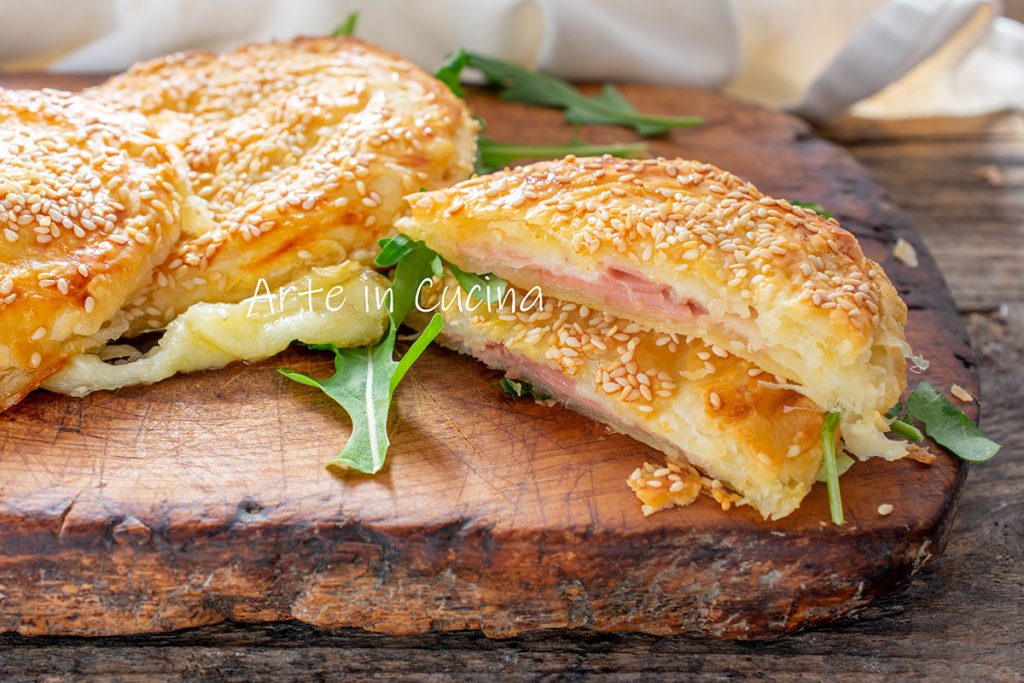 Pizzetas de hojaldre con mortadela y provola