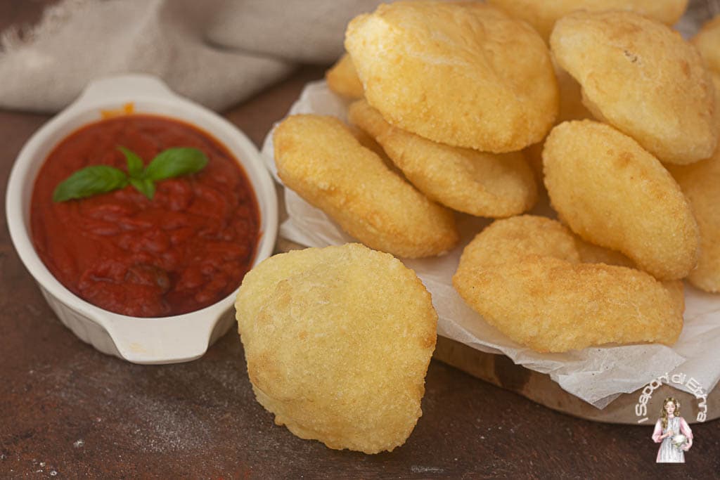 Pizzette fritas infladas con salsa y stracciatella