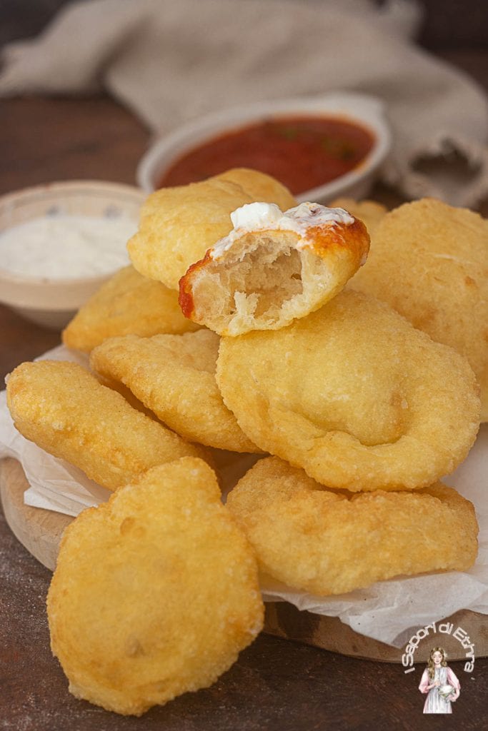 Pizzette fritas infladas con salsa y stracciatella