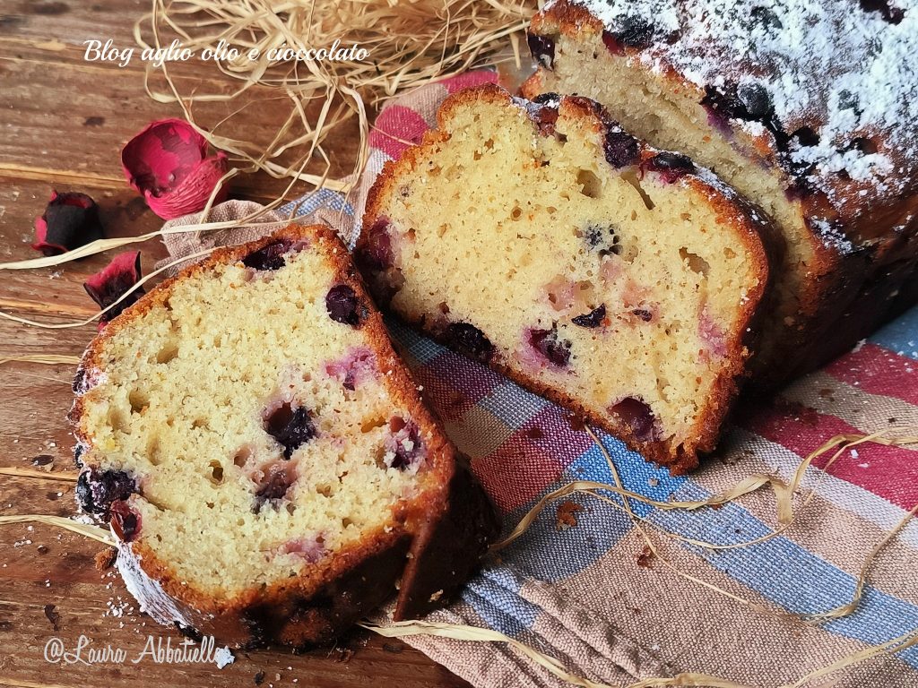 Plumcake suavísimo yogurt y arándanos que no se hunden sin mantequilla es perfecto para el desayuno, una mezcla de sabores que te conquista a la primera mordida