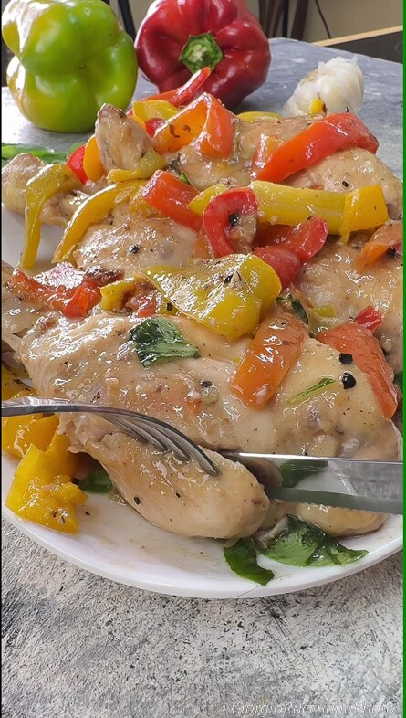 pollo y pimientos en sartén