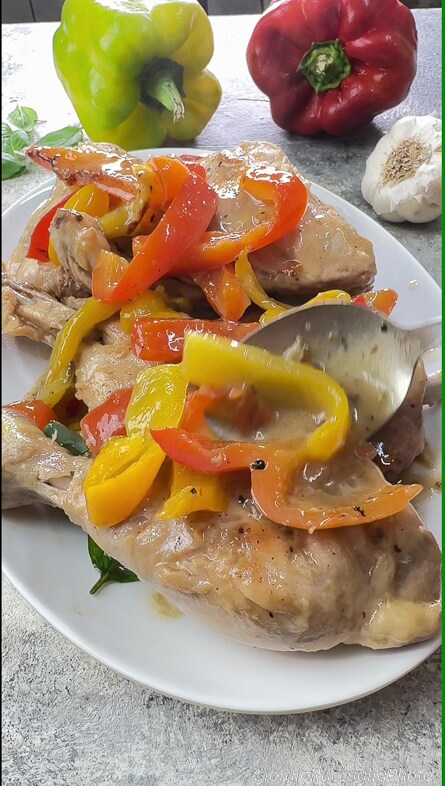 pollo y pimientos en sartén