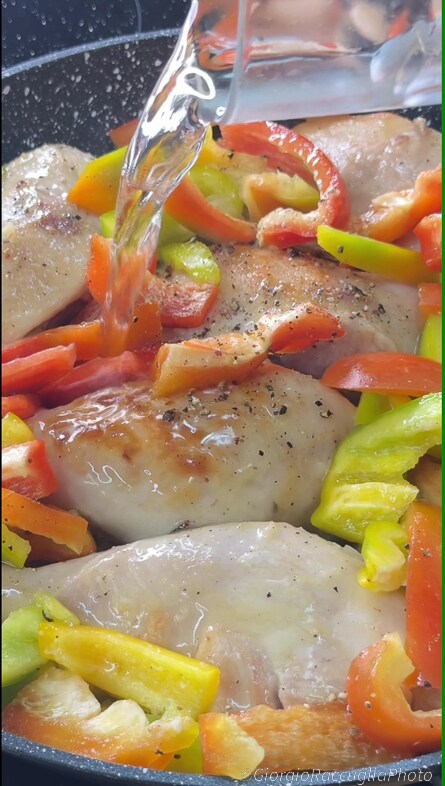 pollo y pimientos en sartén
