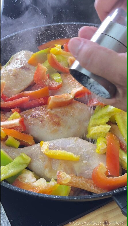 pollo y pimientos en sartén