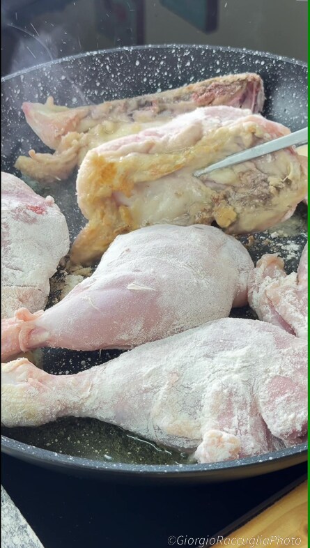 pollo y pimientos en sartén