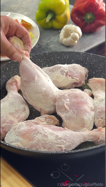 pollo y pimientos en sartén