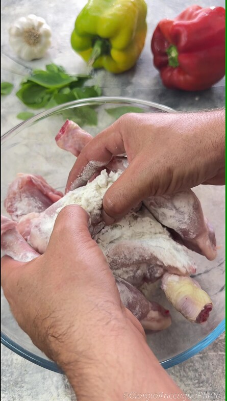 pollo y pimientos en sartén