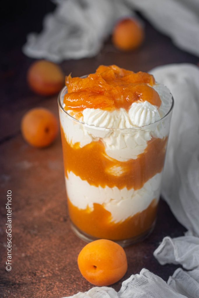 Postre en vaso rápido con albaricoques