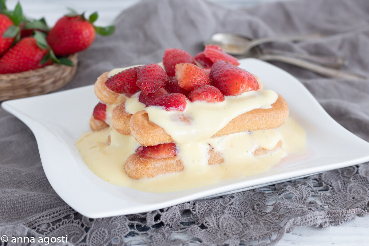 POSTRE DE CREMA CON FRESAS y bizcochos