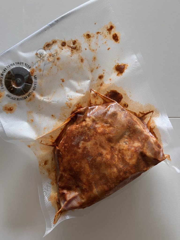 pulled pork dejado marinar en la bolsa para vacío