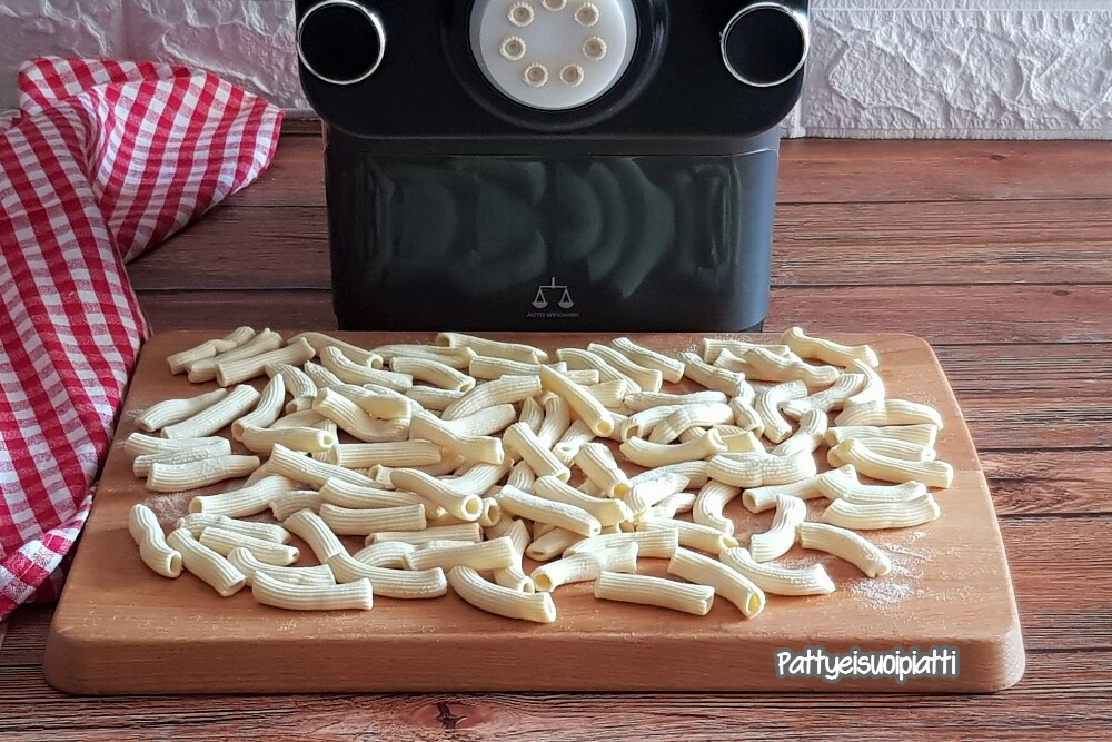 sedani rigati con pasta maker