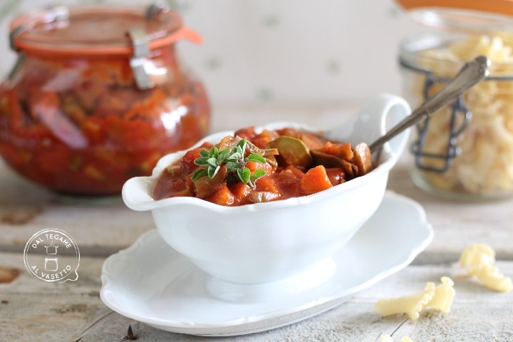 Ragú de verduras en cocción en tarro