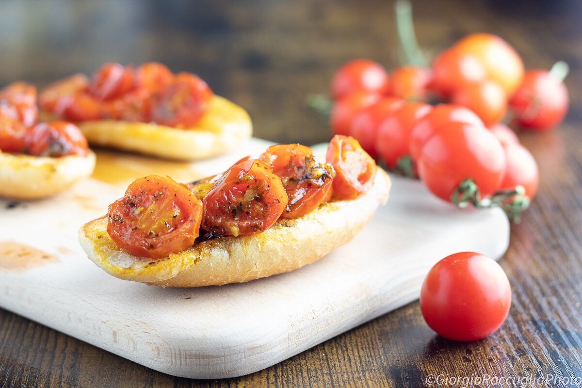 Receta de crostini con tomates cherry confitados cocidos en sartén