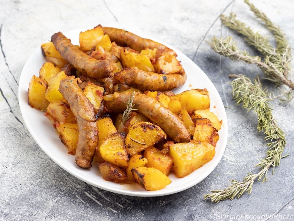 Receta de salchicha y patatas a la pizzaiola cocinadas al horno