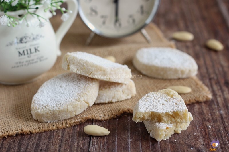 Las galletas ricciarelli de almendras