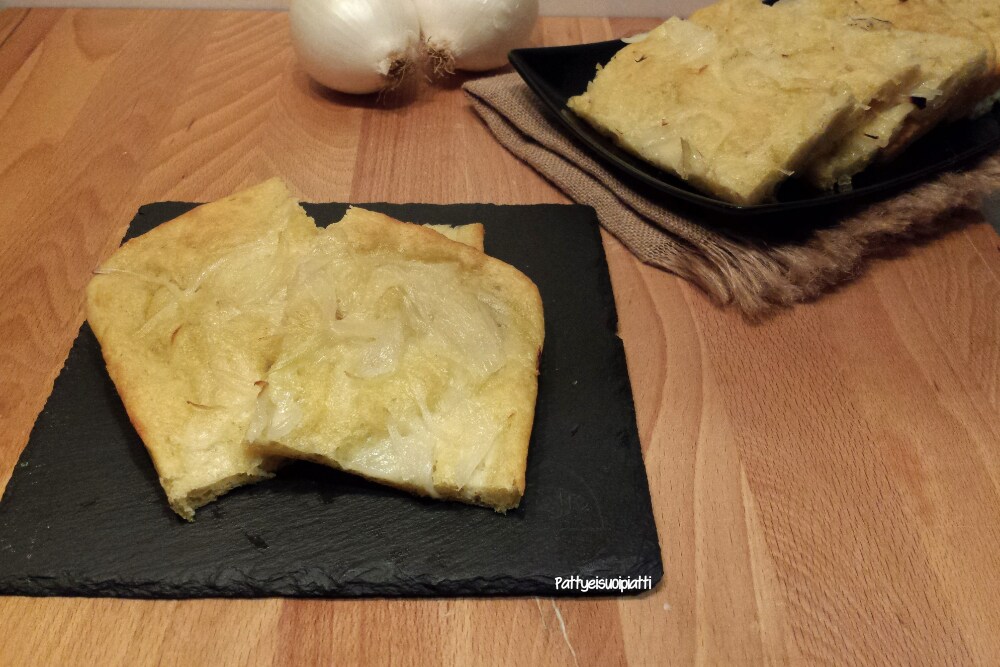 focaccia de patatas con cebolla