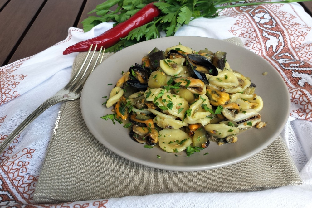 orecchiette con berenjenas y mejillones