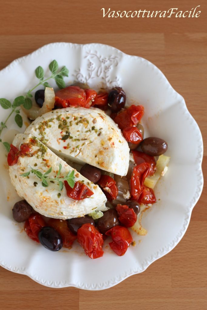 ricotta cocida en tarro al microondas con tomatitos y aceitunas