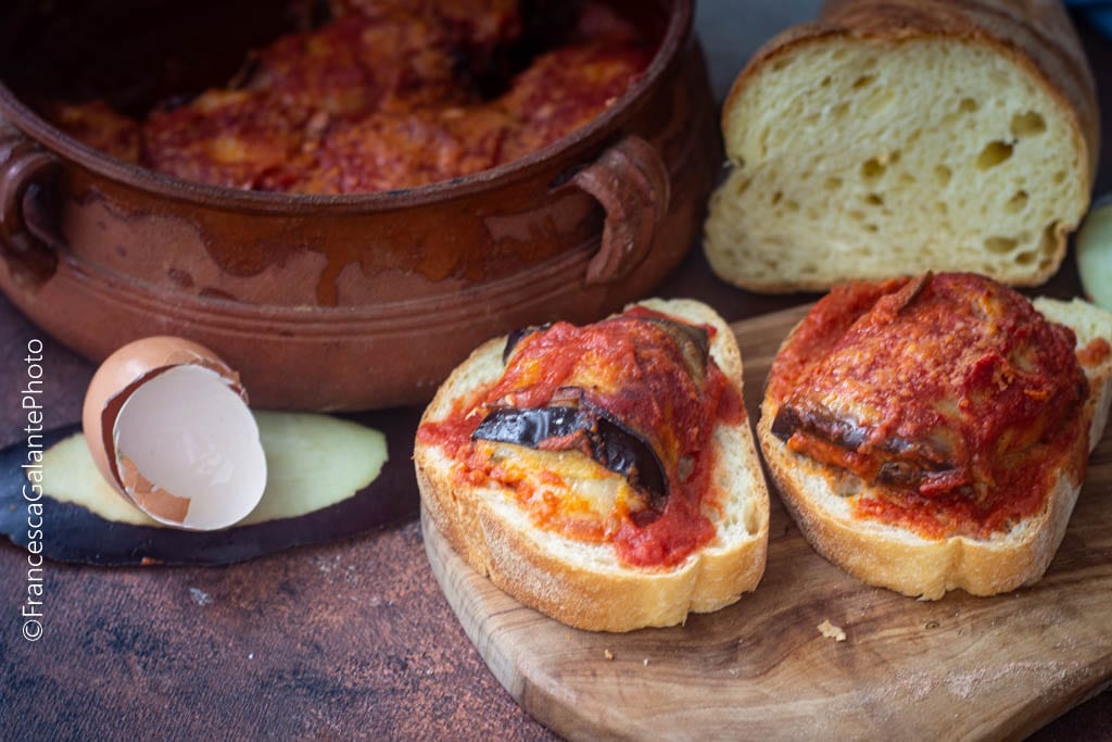 Rollitos de berenjena con salsa de tomate/ receta familiar