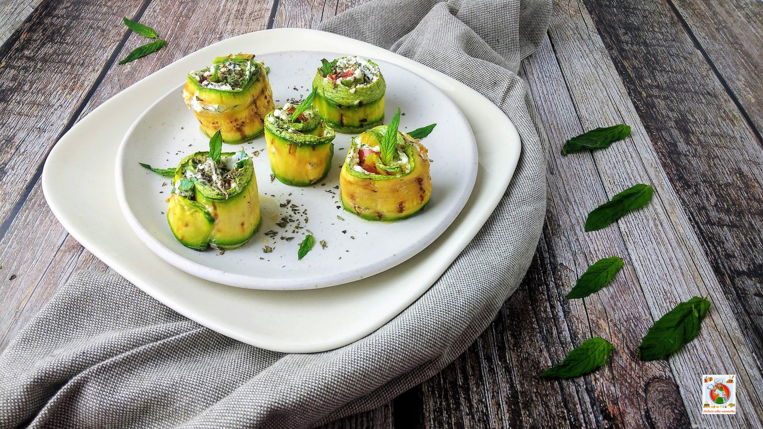 Rollitos de calabacín a la parrilla con queso y tomatitos, la receta fresca y versátil