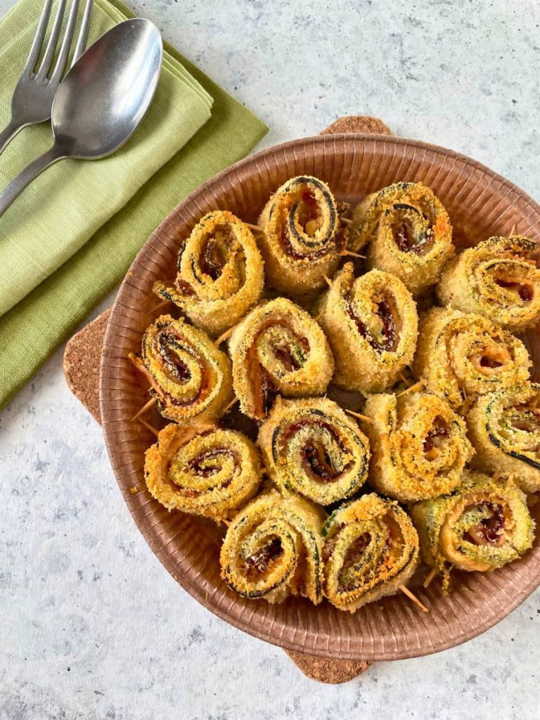 rollitos de calabacín en la freidora de aire