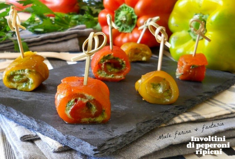 Rollitos de pimientos con anchoas y pesto de perejil