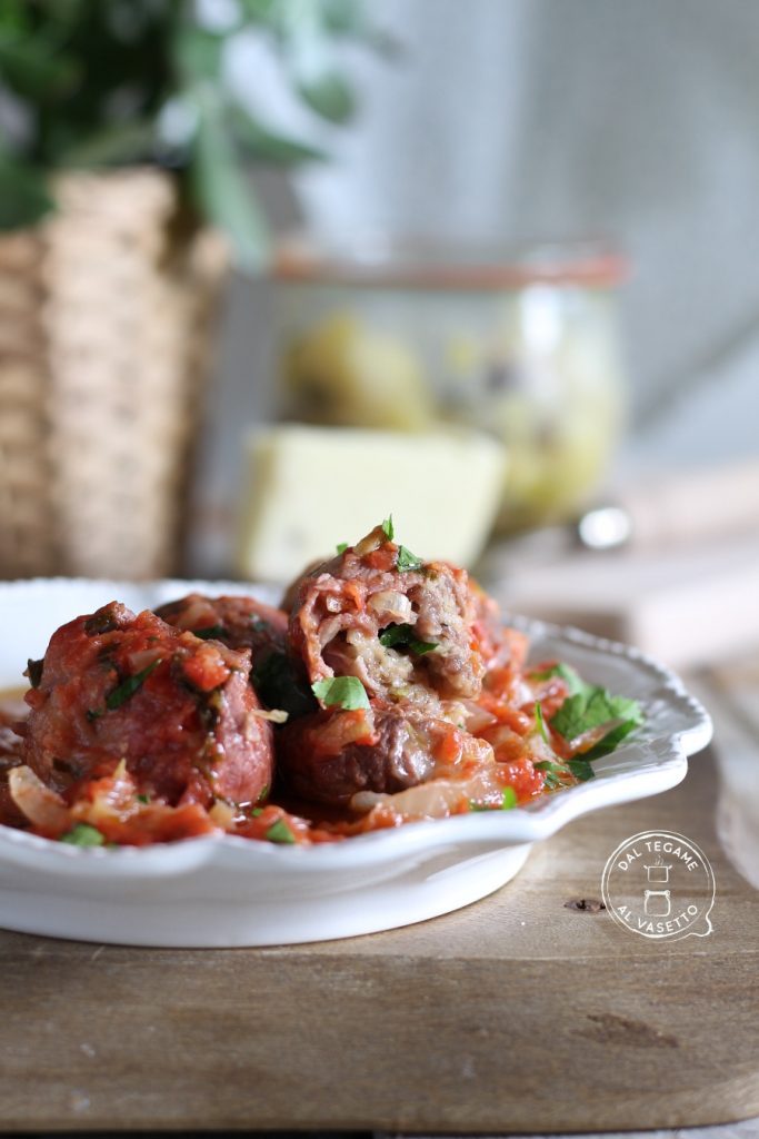 lonchas de carne rellenas como rollitos en salsa en cocción al vacío en microondas