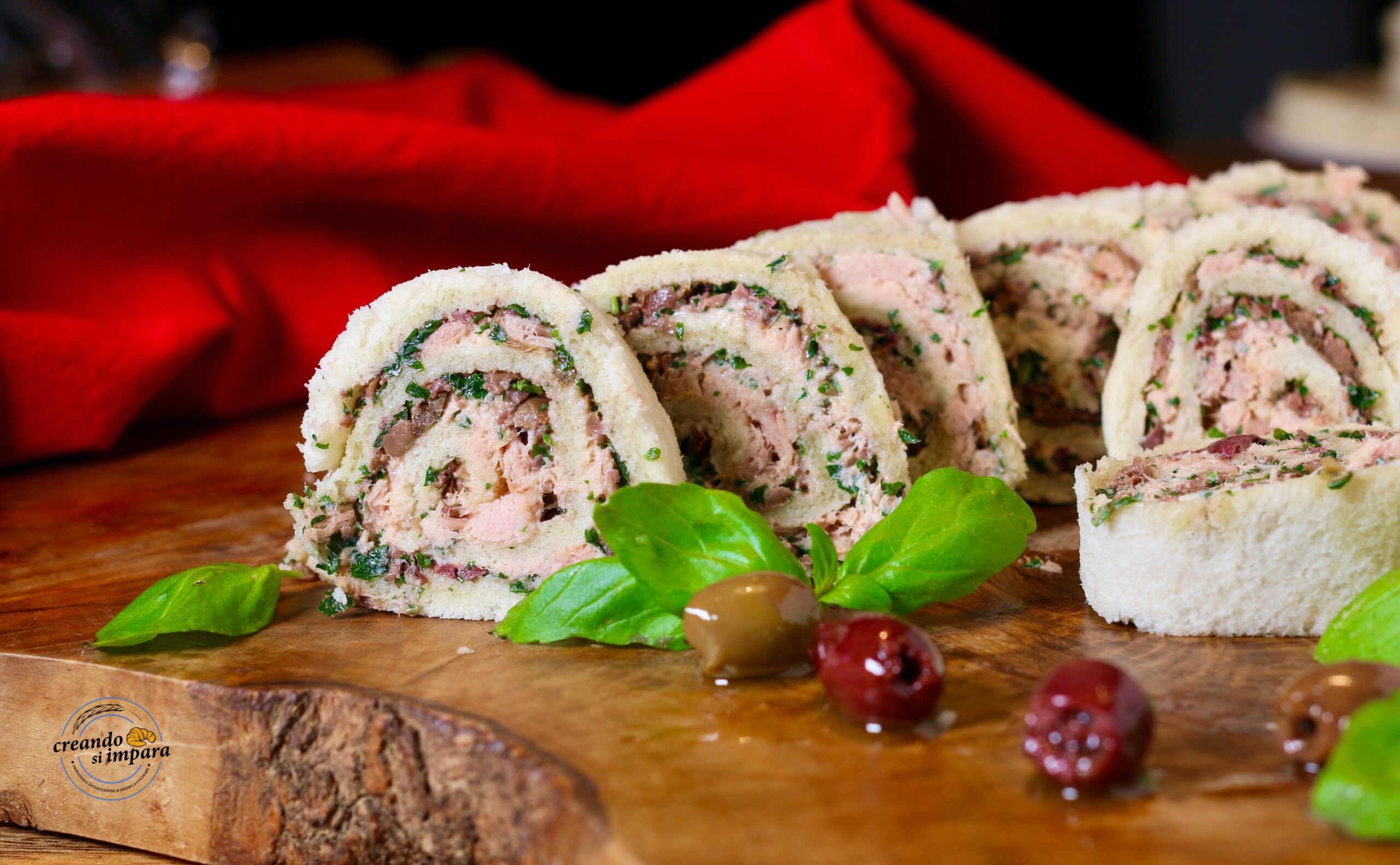 Rodajas de pan de molde con atún y aceitunas