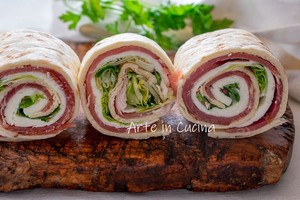 Rollitos de piadina con speck y provola
