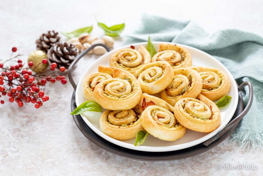 rollitos de hojaldre con pistachos y mortadela